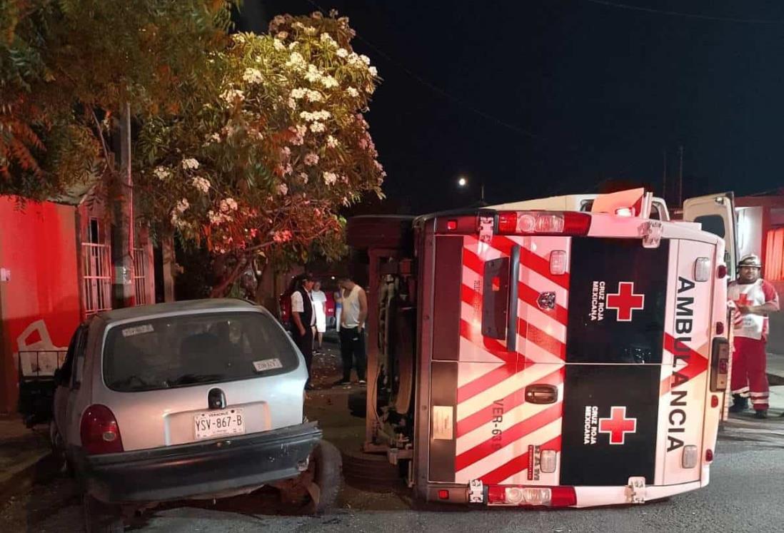 Vuelca ambulancia en la colonia Playa Linda, en Veracruz