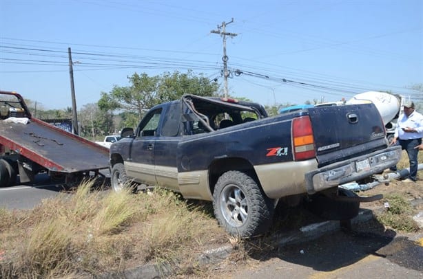 Camioneta vuelca sobre carretera Boca del Río – Paso del Toro