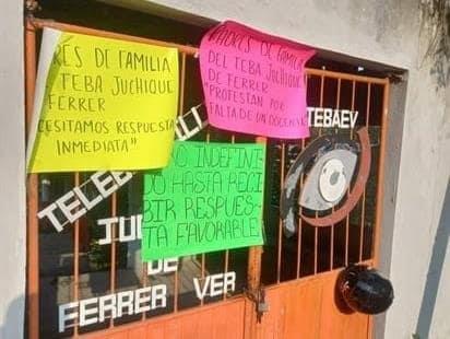 Padres de Familia mantienen tomado el Telebachillerato de Juchique de Ferrer 