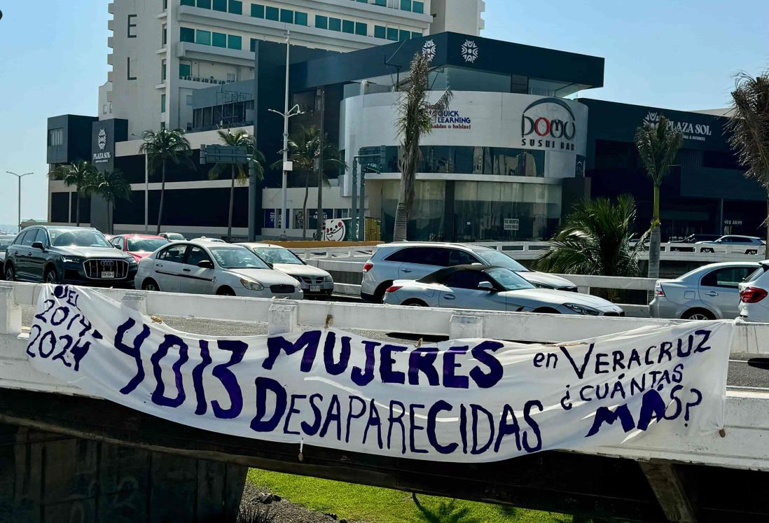 Cuelgan manta en protesta por mujeres desaparecidas en Veracruz | VIDEO