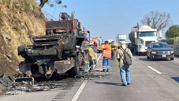 Grúa termina reducida a cenizas, tras incendiarse en la autopista Veracruz-Córdoba