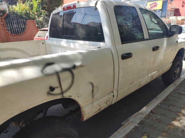 ¡Bien rayados! En Xalapa, vehículos de Sesver amanecen con grafitis