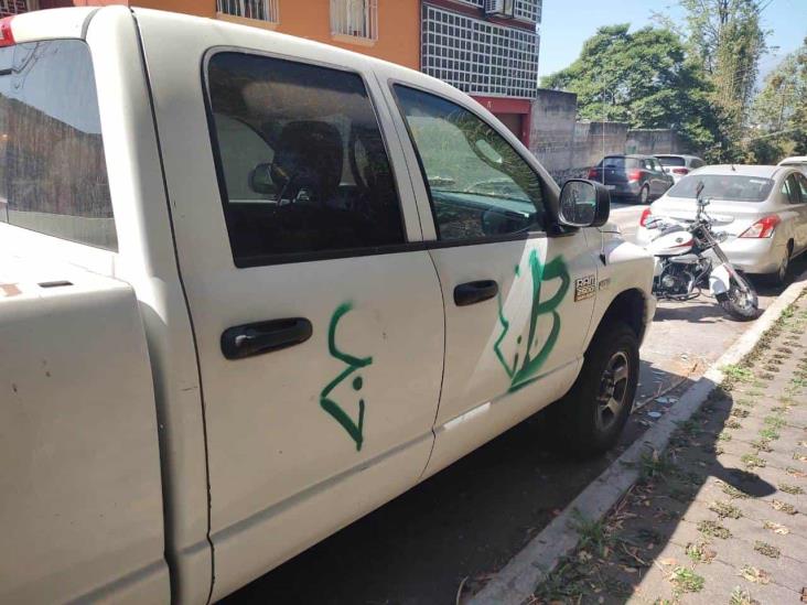 ¡Bien rayados! En Xalapa, vehículos de Sesver amanecen con grafitis