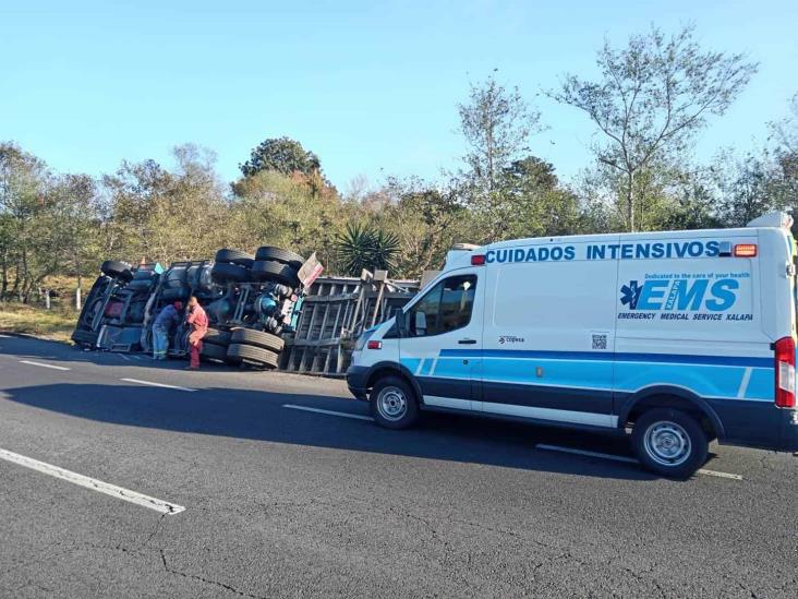 Vuelca tráiler cargado con láminas de acero en libramiento de Xalapa