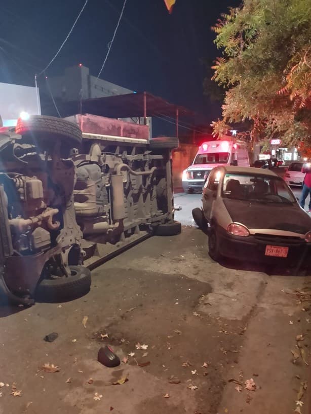 Vuelca ambulancia en la colonia Playa Linda, en Veracruz