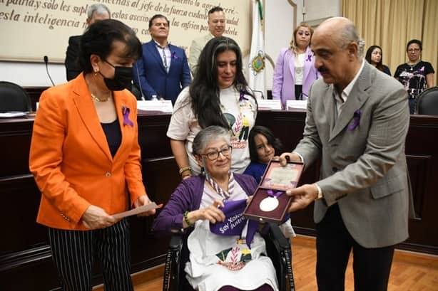 Sobreviviente de feminicidio recibe medalla ‘María Teresa de Medina y Miranda’ en Xalapa