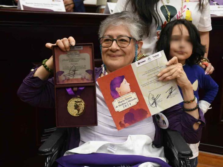 Sobreviviente de feminicidio recibe medalla ‘María Teresa de Medina y Miranda’ en Xalapa