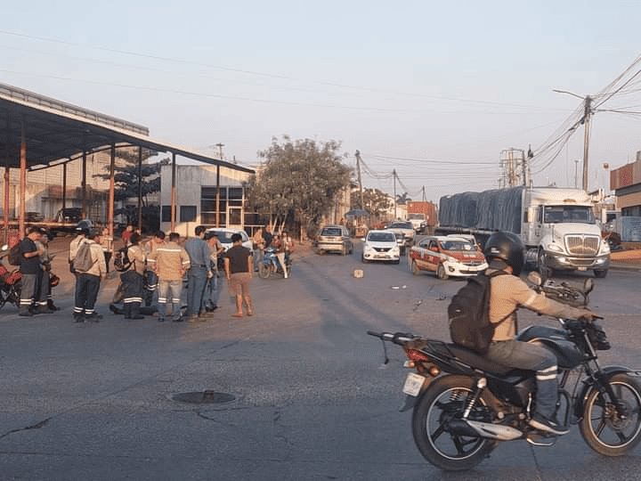 Motociclista lesionado tras ser impactado por auto en la Ciudad Industrial, Veracruz