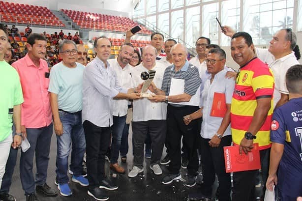 Rinde Liga Pirata Fuente homenaje a Don Roberto Matosas en Veracruz
