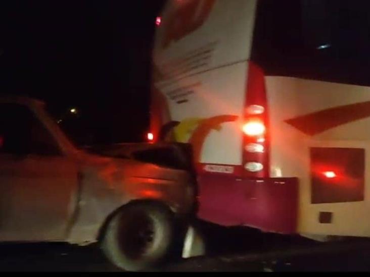 Choque entre autobús y camioneta ocasiona cierre en la carretera Tehuacán-Orizaba