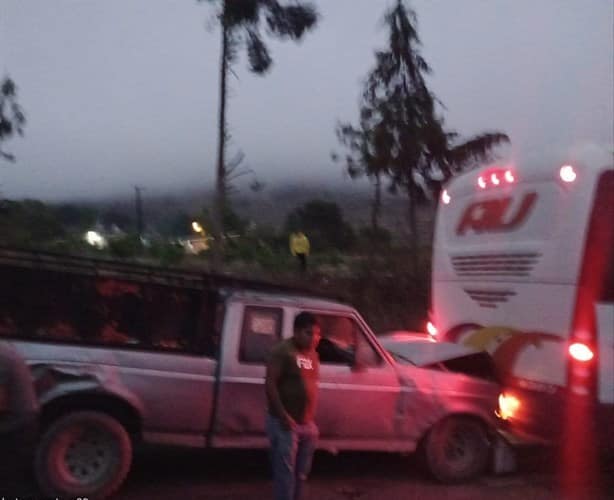 Choque entre autobús y camioneta ocasiona cierre en la carretera Tehuacán-Orizaba