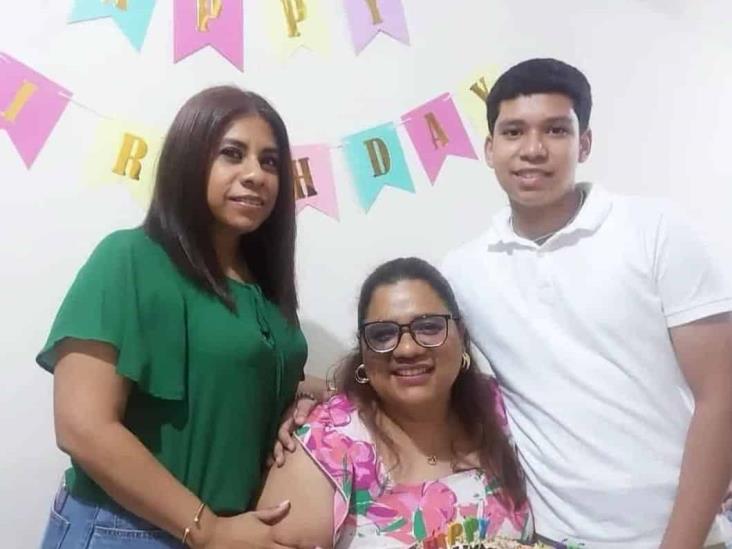 Nallely Oliveros es festejada por su cumpleaños