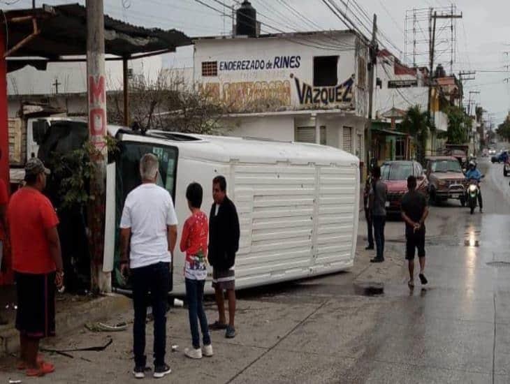 Camioneta vuelca en Veracruz y choca contra un poste