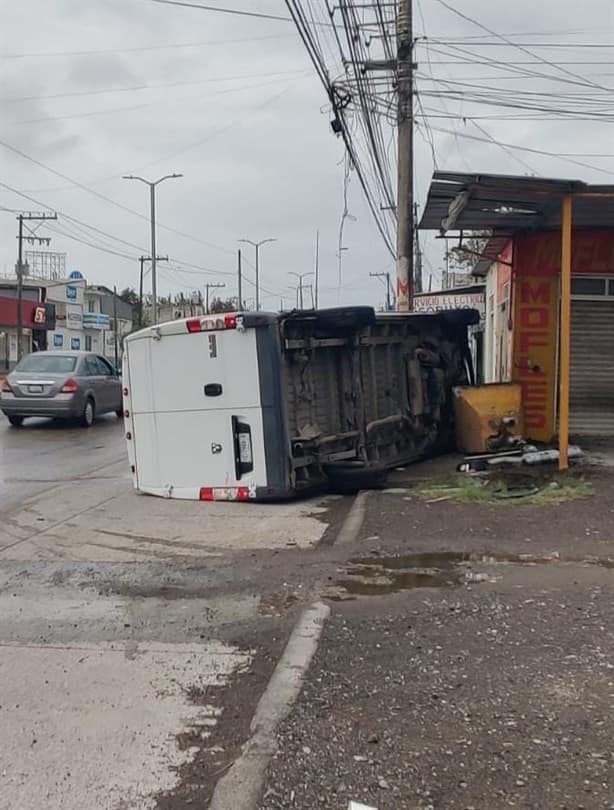 Camioneta vuelca en Veracruz y choca contra un poste
