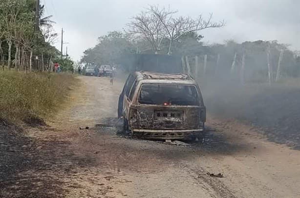 Camioneta se incendia en Alvarado