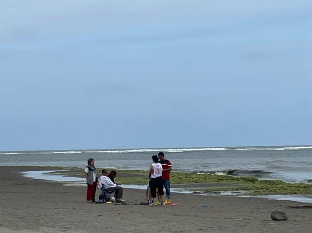 Turistas disfrutan de playas de Veracruz con todo y las rachas de viento