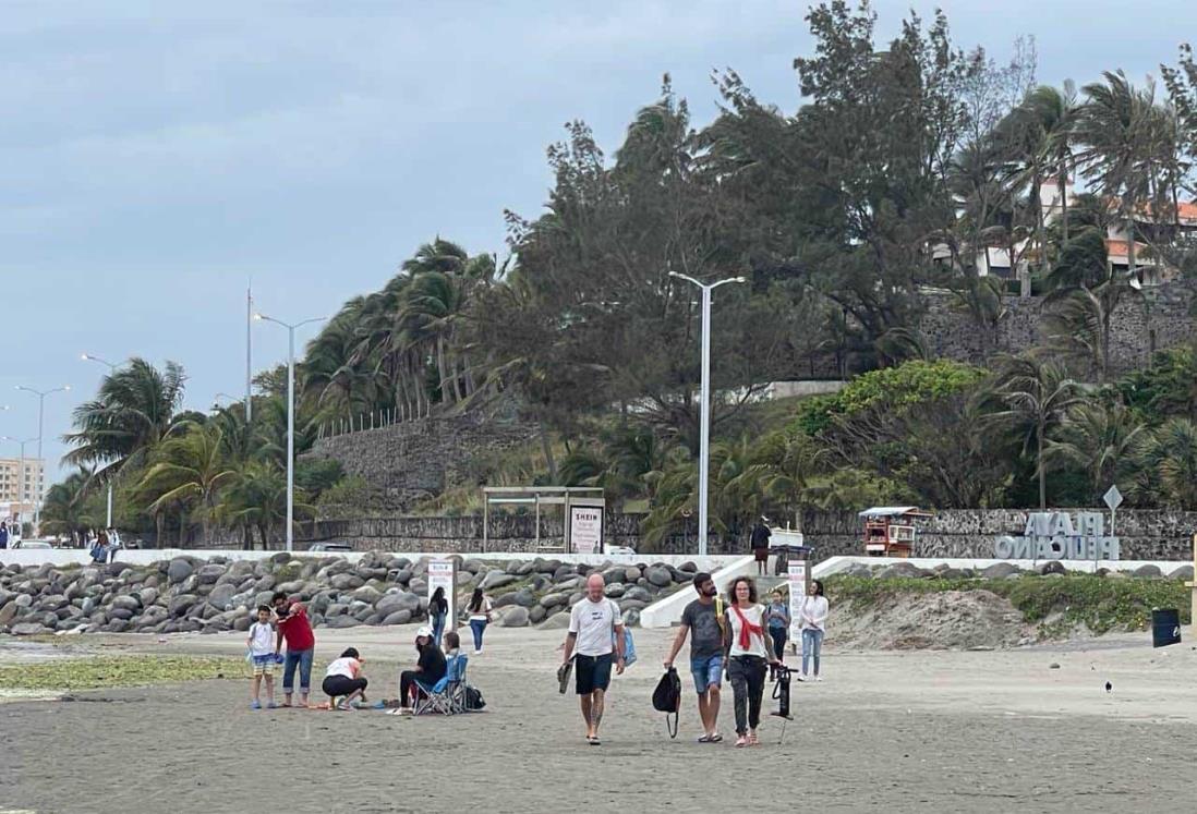 Turistas disfrutan de playas de Veracruz con todo y las rachas de viento