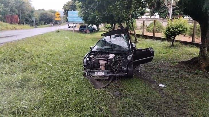 Fuerte accidente en la carretera Martínez-Tlapacoyan deja tres lesionados