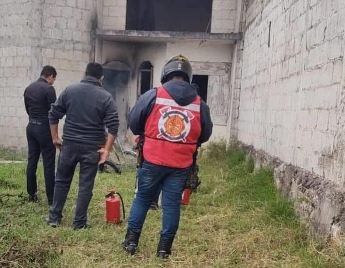 Hombre ocasiona incendio en vivienda y casi muere calcinado