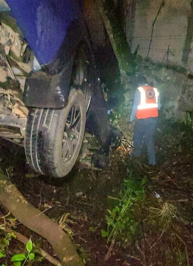 ¡Se fue de cara! Camioneta se despista en la carretera Las Trancas-Coatepec