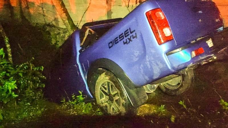 ¡Se fue de cara! Camioneta se despista en la carretera Las Trancas-Coatepec