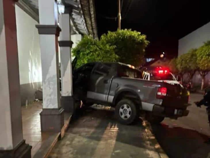Conductor atropella a hombre al chocar su camioneta contra una tienda comercial en Santiago Tuxtla