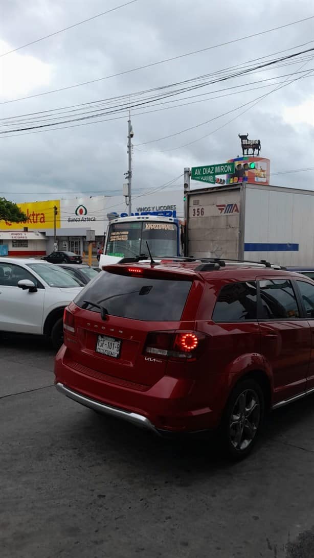 Camión urbano de Veracruz y un tráiler chocan cerca de plaza comercial