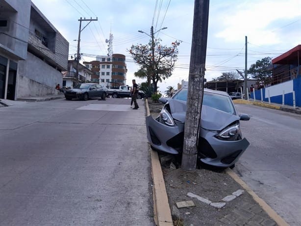 Se estrella contra poste en la colonia Adalberto Tejeda, en Boca del Río