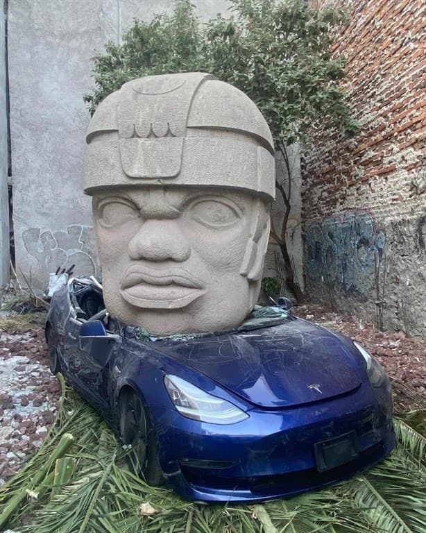 ¿Por qué apareció una cabeza Olmeca sobre un Tesla en la CDMX? |VIDEO