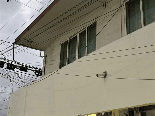 Reportan cables telefónicos sueltos en calle Mina de Veracruz