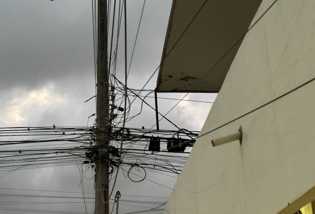 Reportan cables telefónicos sueltos en calle Mina de Veracruz
