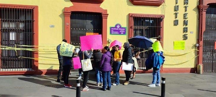 Se manifiestan por retraso en la entrega de títulos universitarios en Orizaba