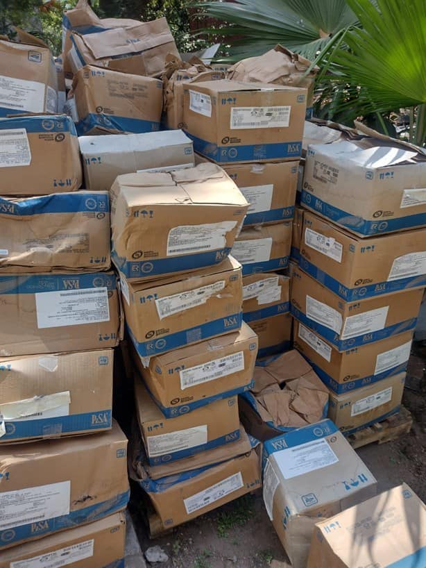 Abandonan decenas de cajas con medicamentos en patio del hospital general de Veracruz