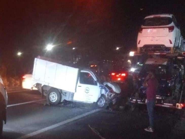 Choca camioneta contra tráiler tipo nodriza en Veracruz