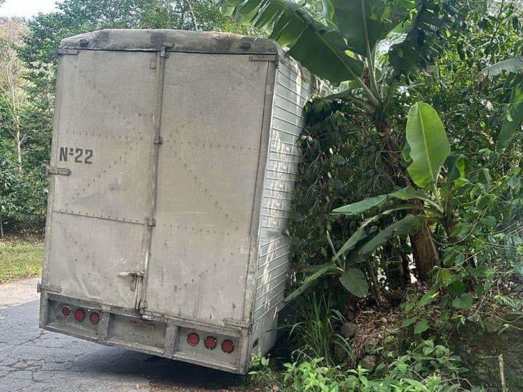 Se accidenta tráiler en carretera Naolinco-Espinal