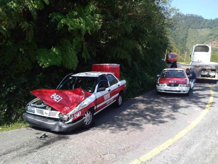 Tráiler y taxi chocan sobre la carretera Orizaba-Zongolica