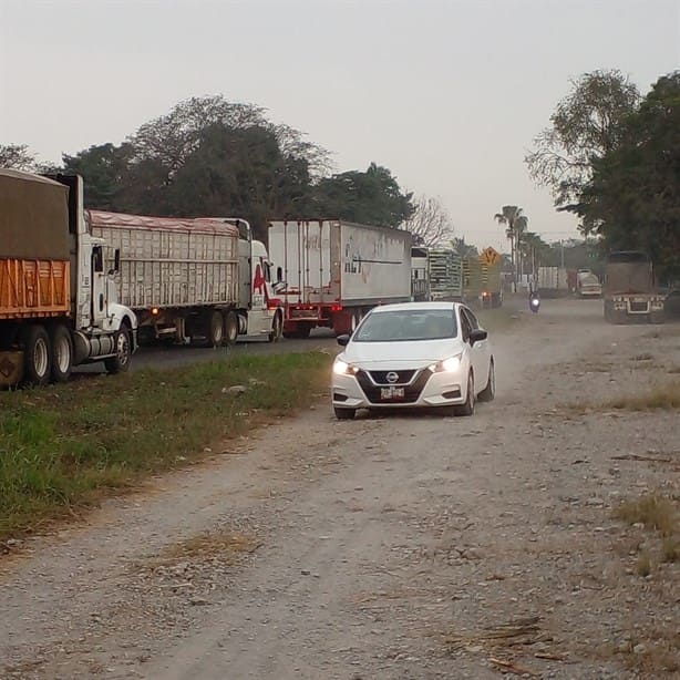 Bloqueo a favor de detenidos paraliza autopista de Veracruz