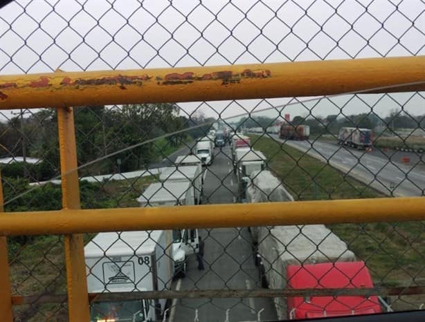 Bloqueo a favor de detenidos paraliza autopista de Veracruz