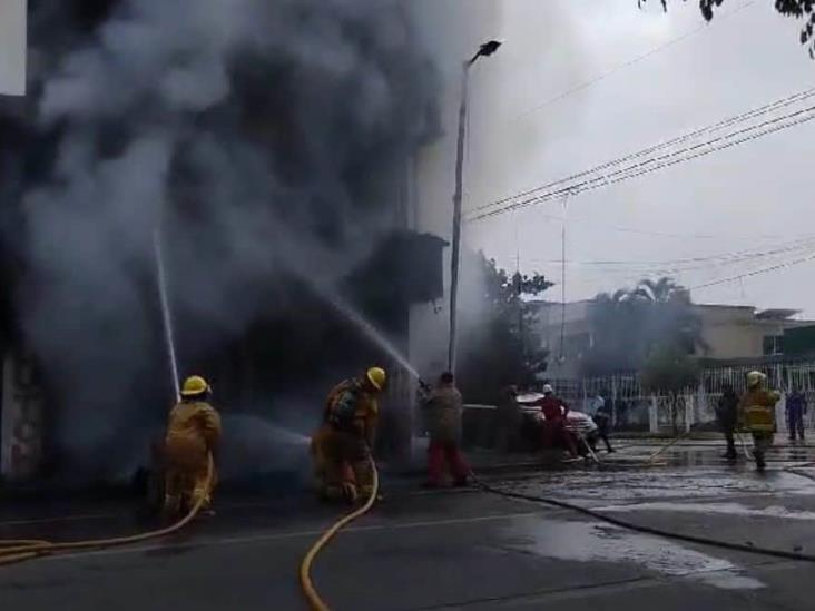 Rescatan a mujer y a su mascota de voraz incendio en Poza Rica