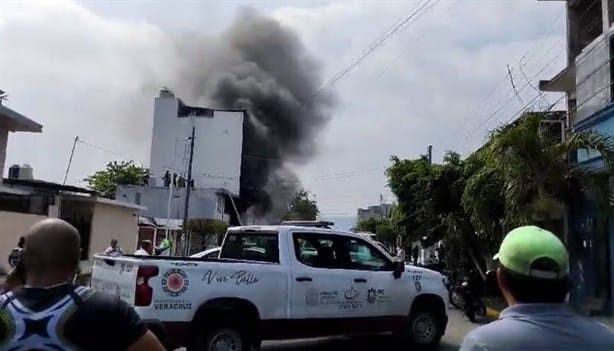 Rescatan a mujer y a su mascota de voraz incendio en Poza Rica