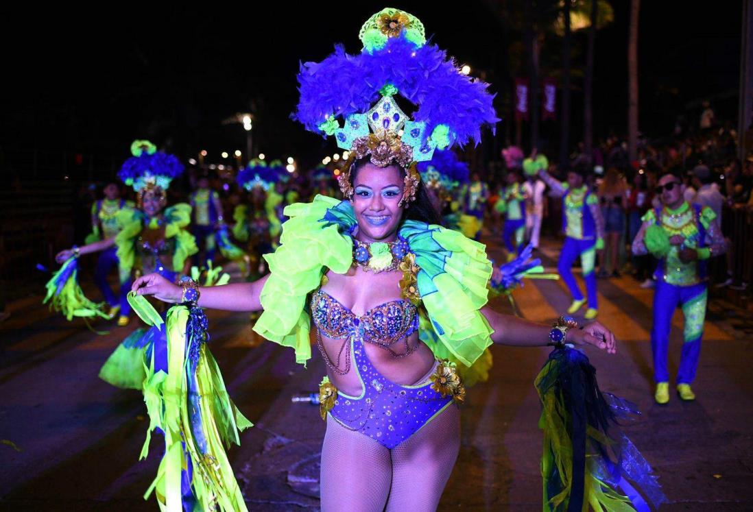 ¿Cuántas personas asisten en promedio al Carnaval de Veracruz?