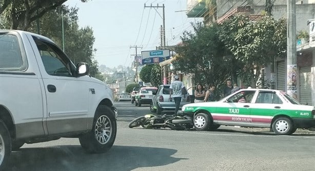 Colisiona motociclista contra camioneta y taxi en colonia de Xalapa