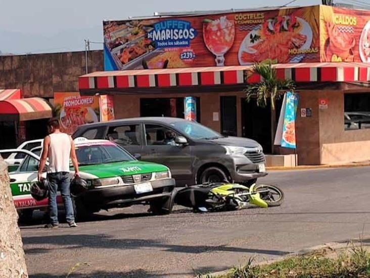 Colisiona motociclista contra camioneta y taxi en colonia de Xalapa