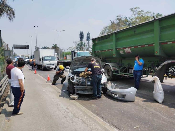 Choca contra tráiler sobre la autopista Córdoba-Orizaba