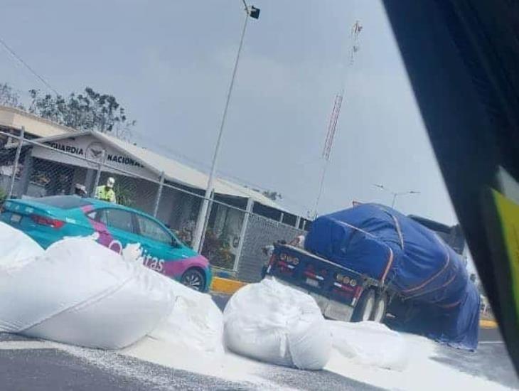 Caen paquetes de abono de un tráiler en la carretera a Puente Nacional, Veracruz
