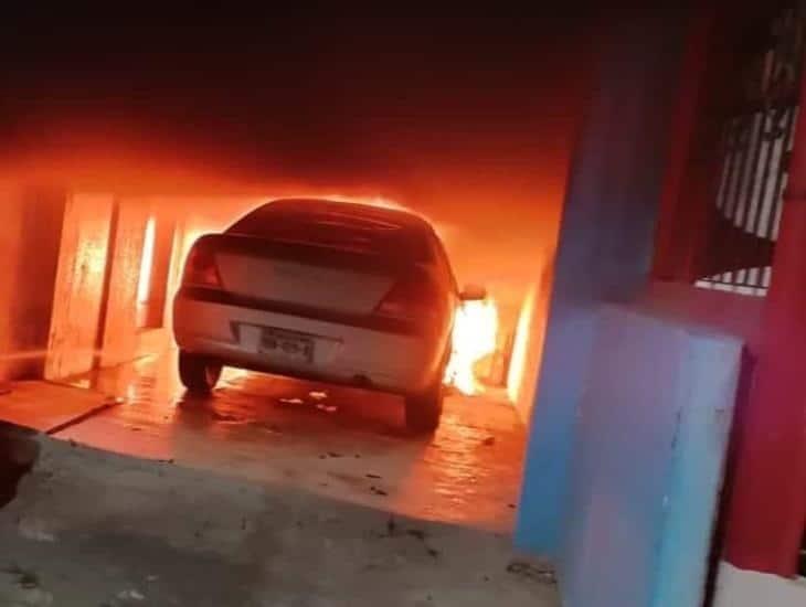 Se incendia vehículo dentro de una cochera en Cosamaloapan