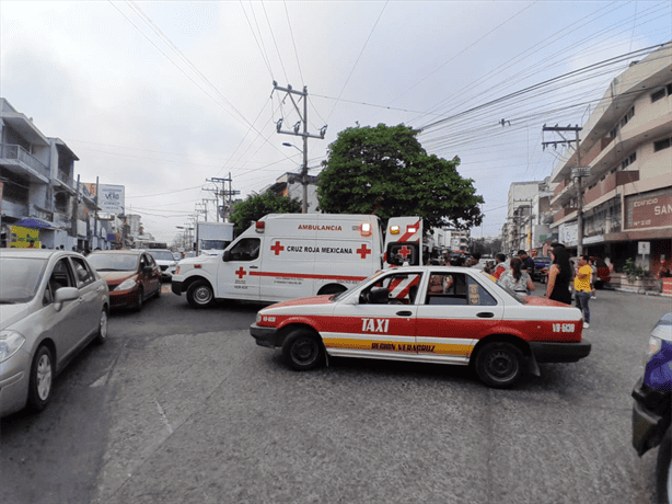 Taxi atropella a mujer de la tercera edad en el Centro de Veracruz