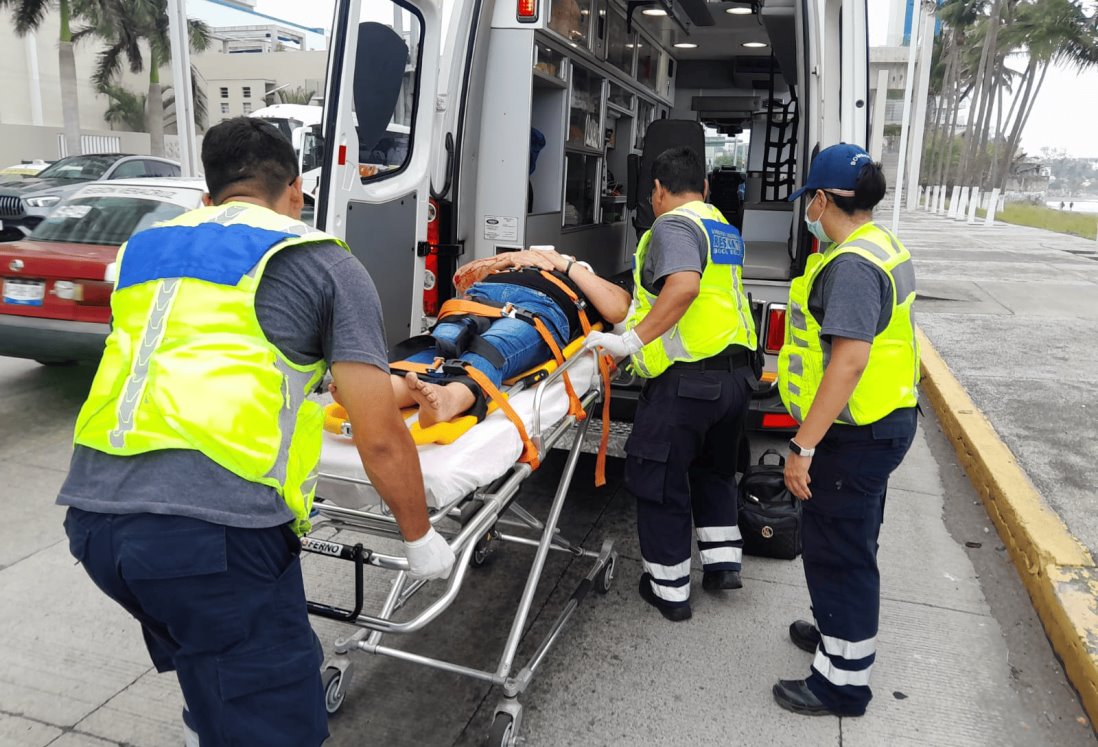 Mujer de 60 años sufre graves heridas tras ser atropellada por un taxi en Boca del Río