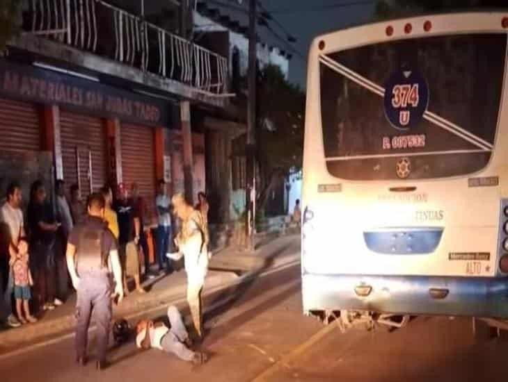 Motociclista en Veracruz choca contra camión de pasajeros
