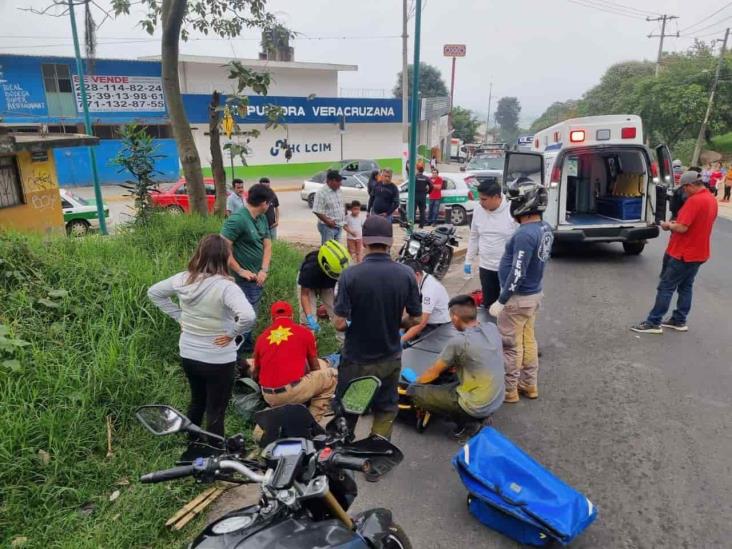 Chocan motociclista y taxista en avenida Chedraui Caram en Xalapa